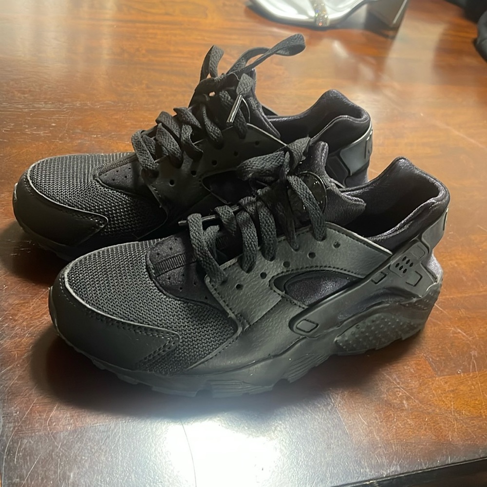 Nike black Huaraches